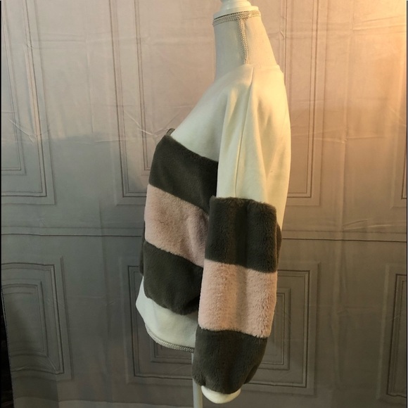 Colorblock Sweatshirt - Picture 4 of 9